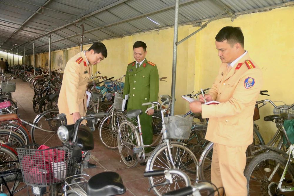 Kiểm tra, hướng dẫn bảo đảm an ninh trật tự, trật tự ATGT tại các trường THCS ở quận Dương Kinh